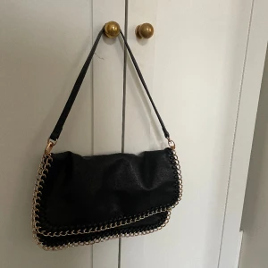 En svart hand väska - Denna väskan har jag bara använt några gånger och är super fin. Man får plats med de mesta men den kommer inte till användning så ofta.