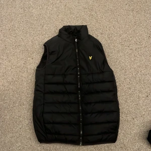 Lyle and scout väst  - En snygg lyle and scott väst som nästan aldrig har använts bra för dig som är 155-165 
