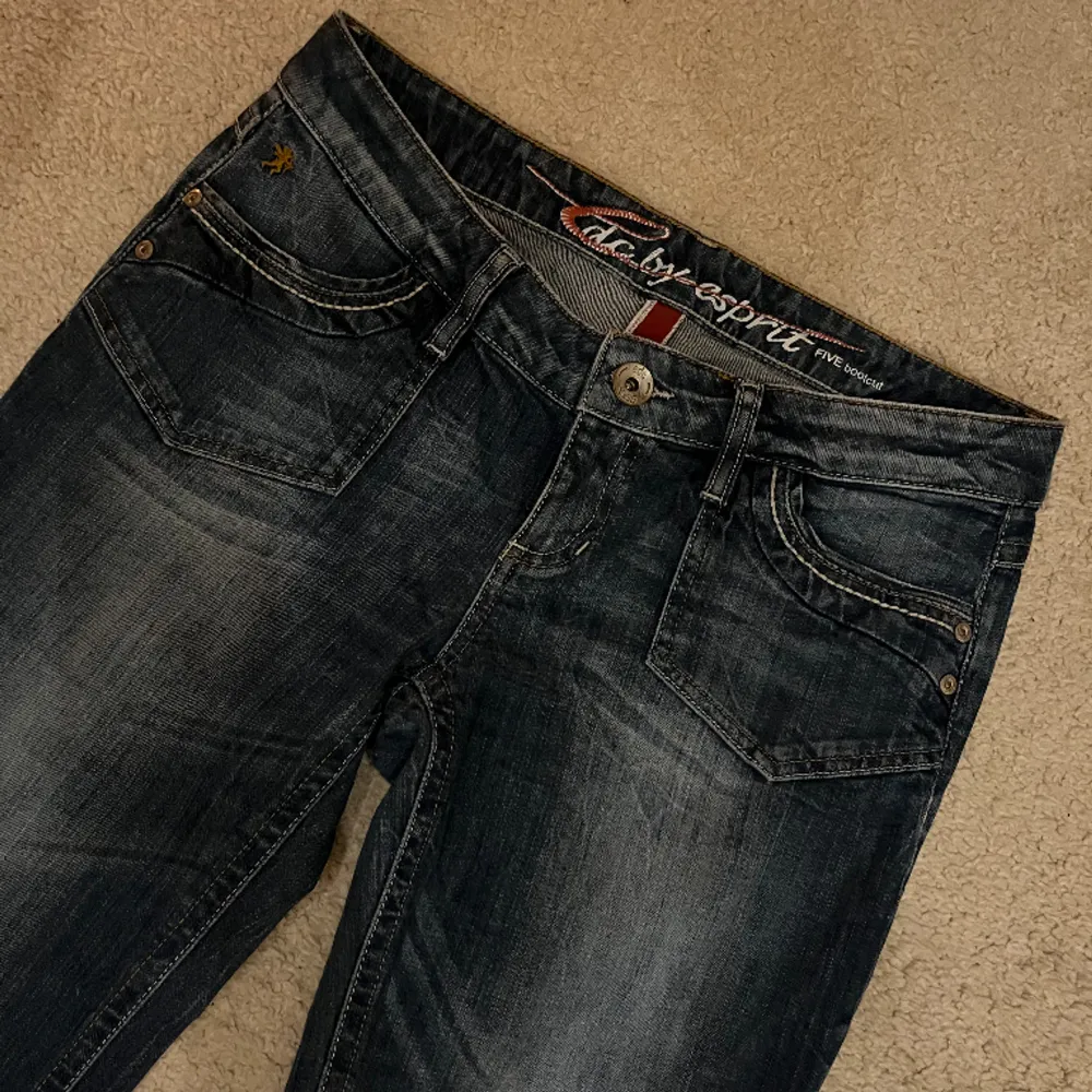 Vintage lågmidjade jeans med utsvängda ben.  Mått: Midja: 42 cm  Ytterbenslängd: 103 cm Innerbenslängd: 79 cm Gren: 19 cm . Jeans & Byxor.