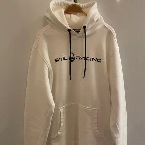 Sail racing hoodie - Säljer nu en riktigt snygg Sail Racing tröja! Den är i mycket fint skick 10/10 och är köpt för 1499kr på boozt. Storlek xl men passar om man har L🤝