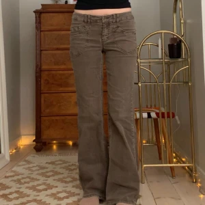 Vintage manchesterbyxor - Gråbruna lågmidjade utsvängda byxor i manchester, vintage Esprit! Jag är 173 cm, midjemåttet är 76 cm och innerbenslängden 78 cm 💘