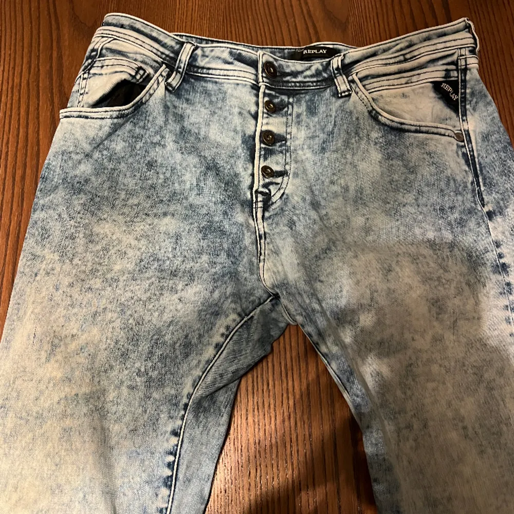 Otroligt snygga och fräscha Replay jeans som inte har något tecken på användning. Jeansen är i storlek W29 och L30. Skulle säga att dem är lite små i storleken. Tveka inte på att fråga om ni undrar något. Jeans & Byxor.
