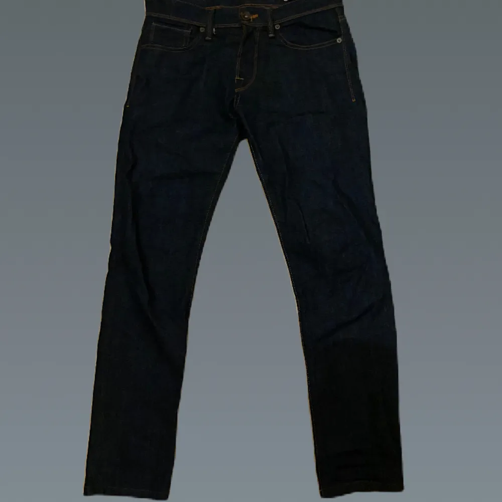 Sköna mörkblå slim jeans från Selected homme i storlek W32 L32. Jeans & Byxor.