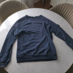 Stone island sweatshirt (äkta)  - Ganska bra skicka har några fleckar men man märker knappt de fråga om fler bilder och pris kan diskuteras vid köp