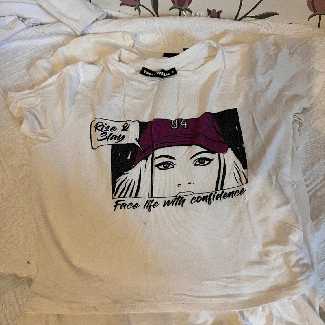 Stretchig crop top med tryck