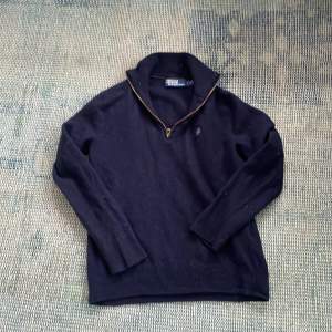 Säljer min blåa stickade Ralph Lauren half zip för den är för liten för mig. Den är i bra skick inga defekter, Zippen är hel, Den är i storlek S och passar ~160cm. Nypris:~2100kr, Mitt pris: 599 OBS: Fel tvättad så den är lite mindre