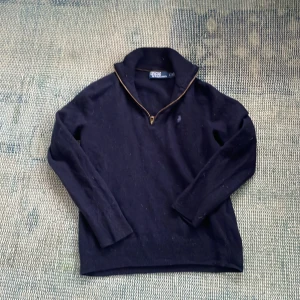 Ralph Lauren half zip - Säljer min blåa stickade Ralph Lauren half zip för den är för liten för mig. Den är i bra skick inga defekter, Zippen är hel, Den är i storlek S och passar ~160cm. Nypris:~2100kr, Mitt pris: 599 OBS: Fel tvättad så den är lite mindre