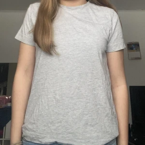 Grå t-shirt - En grå fin t-shirt💗 