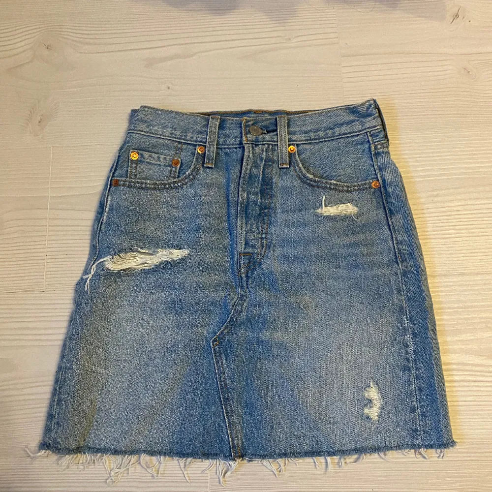 Jeanskjol från Levis i W24, för liten för mig och i fint skick🫶🏼. Kjolar.