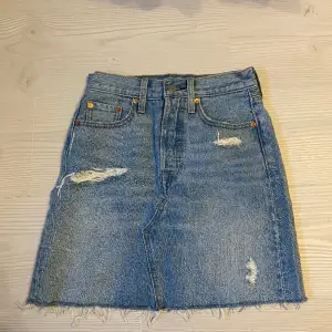 Jeanskjol från Levis i W24, för liten för mig och i fint skick🫶🏼