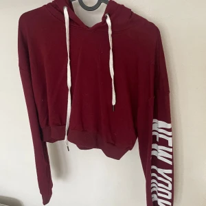 Croppad hoodie - Knappt använd