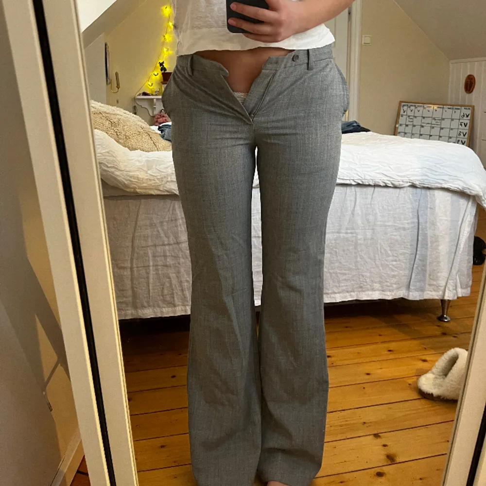 Världens finaste lågmidjade kostymbyxor från Filippa K som tyvärr har blivit för små för mig! Passar s-m 🫶  Midjemått: 39cm Innerben: 82cm. Jeans & Byxor.