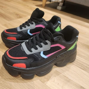 Koi Vegan Grunge Rainbow Sneakers - Oanvända pga fel storlek. Nypris 669kr Zalando