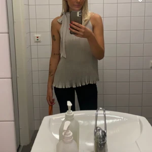 Festlig topp - Så fin lite lyxigare topp, plisserad och som man knyter som man önskar! Köpt på en second hand i Köpenhamn🪩