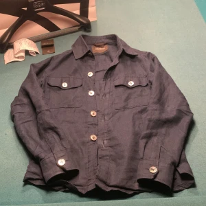 Oscar Jacobson overshirt - Tjena, jag kollar nu intressekoll på min Oscar Jacobson overshirt i modellen maverick vilket är 100% linne! Den är sjukt snygg och sjukt trendig! Den är i st xs Allt og finns kvar och är köpt för 2800 på nk. Skriv om ni har frågor !