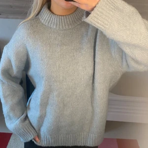 Blå stickad tröja  - Blå stickad tröja från H&M, den är i lite mohair-liknande material 