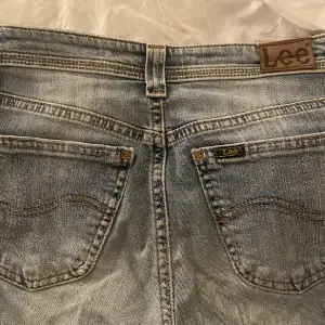  Jättefina bootcut lee jeans , har köpt dom här på Plick men har tyvärr inte kommit till användning💞🌸🥰 Skriv för mer bilder eller funderingar❤️