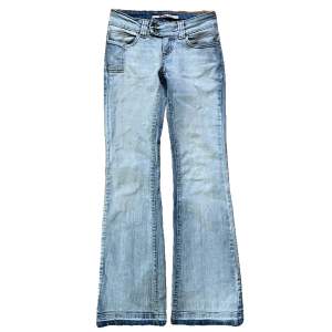 Säljer dessa only jeans då de tyvärr är för små. Byxorna är storlek 32/34 och passar mig i längden som är 169. De är ljusblåa och passar bra nu till sommaren! Skriv om du har fler frågor!💗