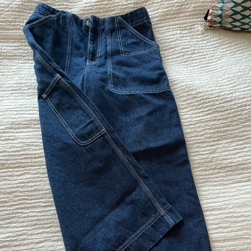 Vida jeans från Acne Studios. Modellen slutar vid ankeln. Dold knäppning.. Jeans & Byxor.