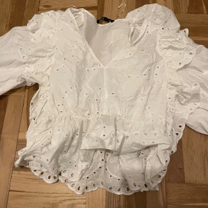 Zara topp - Stockholm stil vibbar 😍 Så fin men inte det jag brukar ha på mig. Köptes för ca 399kr kommer sälja för 99kr