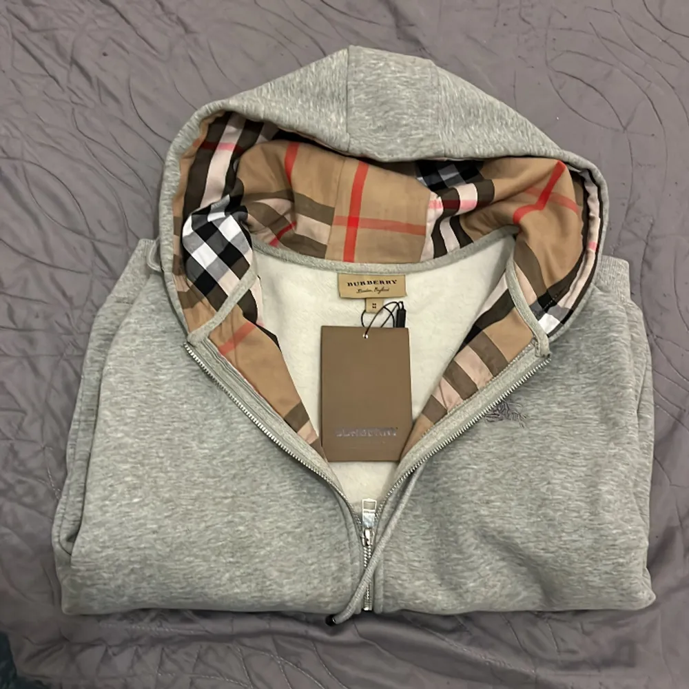 Helt ny burberry tjocktröja aldrig använd.   Julklapp från NK men satt inte så bra så vill gäller sälja den än att låta den ligga hemma vid snabb affär kan sänka priset lite . Hoodies.