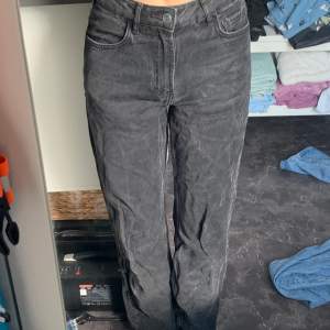 Högmidjade raka svarta jeans från KARVE. Har en liten fläck på baksida höger ben men är annars i bra skick.  📏Midjemått tvärs över: 33 cm📏 📏innerbenslängd: 77 cm📏 💕Skriv om ni undrar nåt💕 💸Priset går att diskutera💸