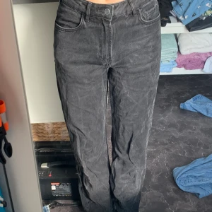 Svarta jeans - Högmidjade raka svarta jeans från KARVE. Har en liten fläck på baksida höger ben men är annars i bra skick.  📏Midjemått tvärs över: 33 cm📏 📏innerbenslängd: 77 cm📏 💕Skriv om ni undrar nåt💕 💸Priset går att diskutera💸