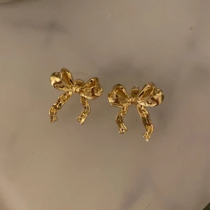 Rosett örhängen  - Världens sötaste rosett örhängen! 🎀💓Köpta från Ella Butik på en rea där jag fick 2 par, säljer det oöppnade paret.🤗 Det är bra material och sitter åt tight med pluppen! Originalpriset för ett par var 600kr, säljer för 300kr🫶🏼 Priset kan diskuteras💓