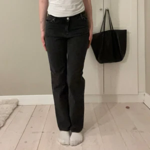 Svart jeans från Monki - Superfina Mid-waist jeans från Monki i storlek S💖knappt använda 