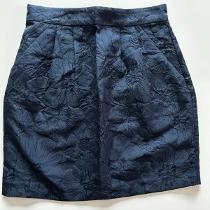 Kjol - Fin kjol. Tyvärr så har den inte kommit till så stor användning för mig och hoppas att den får en ny ägare.  Kommer ifrån ett rök och djurfritt hem! Har du fler frågor så kontakta gärna mig.  Se mina övriga annonser 🌸