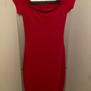 Figurnära klänning  - Figurnära klänning i storlek S.
