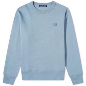 Säljer min Acne sweatshirt. Den är en ljusare blå i verkligheten, köpte den för ca 5 år sen så lite urtvättad men bra skick. Storlek XS men passar allt från XXS-S då den är oversized