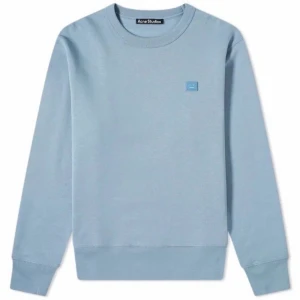 Acne sweatshirt - Säljer min Acne sweatshirt. Den är en ljusare blå i verkligheten, köpte den för ca 5 år sen så lite urtvättad men bra skick. Storlek XS men passar allt från XXS-S då den är oversized