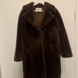 Stand Studio FakeFur - Använd ca 3 gånger. 38 men passar en 36 Nypris: 4000 Köpte denna säsong 
