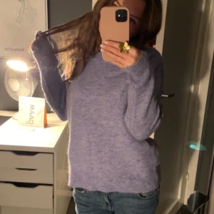 Lila stickad tröja  - Helt ny tröja ifrån selected. Tröjan är gjort på ull och är lila. Inga defekter men säljer då jag inte använder den längre. Väldigt stretchig så passar olika kroppstyper. Fråga om ni undrar över något!💕