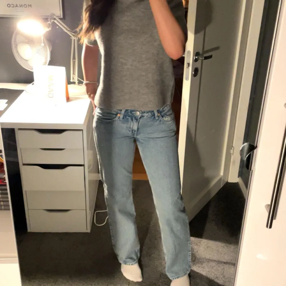 Nya lågmidjade weekday jeans. Jag är 165-167. Har midjemåttet 83 och de passar mig. Skriv vid fler frågor.💕. Jeans & Byxor.