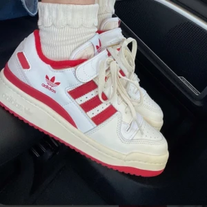 Adidas  - Adidas forum röda💕 köpta för 1 400:-. Det finns tecken på användning (bilden är inte ny!) 