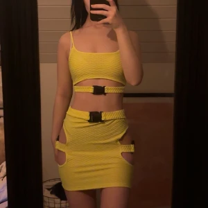 Festival set - Ett två delat neon-gult set som passar perfekt för festivaler osv.. (aldrig använd)  Original pris 130kr