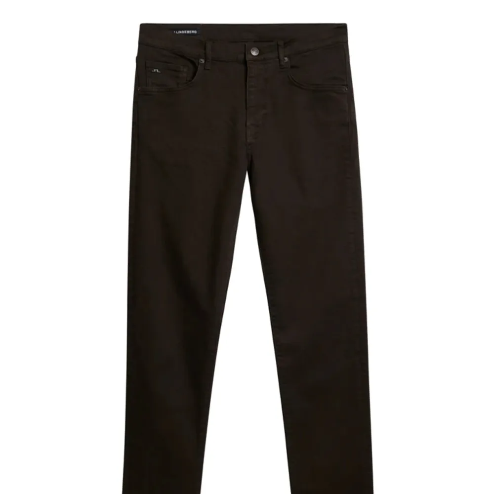Svarta jeans från J.Lindeberg i nyskick. Storlek W33/L32. Osäker på modell men förmodligen ”JAY”.. Jeans & Byxor.
