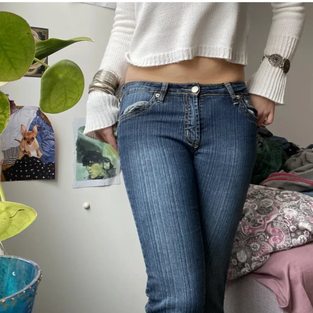 Säljer dessa skit snygga lowaist jeans storlek S😍 passar bra på mig som är 168 . Jeans & Byxor.