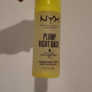 Nyx plump it right back - Mer än hälften kvar. En pump så jag har inte rört innehållet där inne