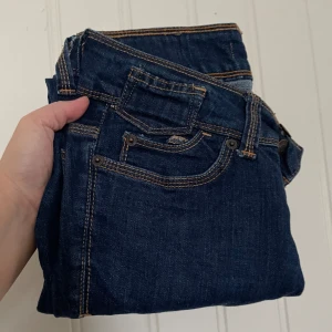 Gina tricot  - Oanvänd Gina tricot Jeans 26/32 strechig mörkblå  kommer från djur o rökfritt hem 