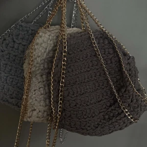 Väska  - Säljer den väskan längst bak i grått med silver kedja i den lilla modellen. Den är i fint skick och är sparsamt använd. Hör av er vid frågor ❤️