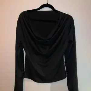 En svart draperad tröja ifrån Shein♥️ Storlek: S ♥️♥️♥️