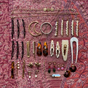 Blandade smycken; halsband, örhängen, hårspännen vintage  - PRIS FÖR ALLA, säljs i ett paket / inte separat. Blandade smycken och accessoarer 