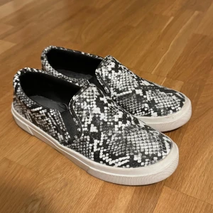 Sneakers  - Säljer dessa skor då de inte kommer till användning. Använda 1-2 gånger, säljer då de inte riktigt är min stil. Köpta på Hm för några år sedan.
