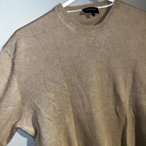 En lite finare tröja i beige/brun färg storlek S. Fint skick, knappt använd.