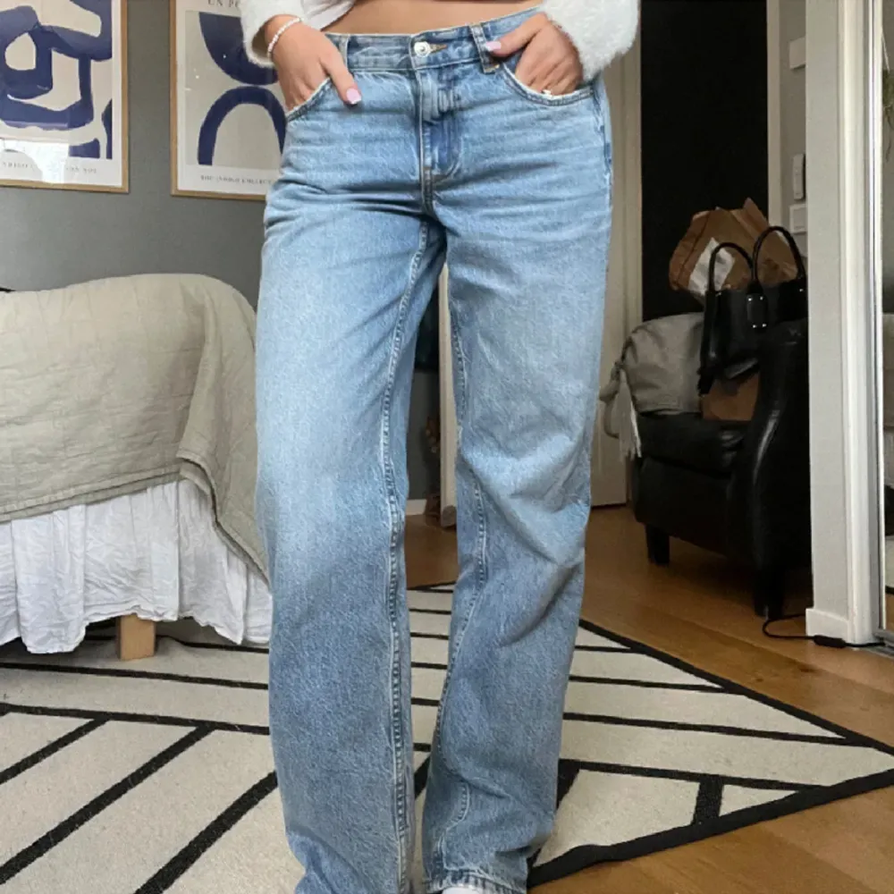 Supersnygga lågmidjade jeans från Gina tricot! Endast använda 2-3 gånger😍nyskick köpta för 500kr. Jeans & Byxor.