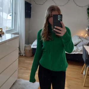 Ralf Lauren sip up - Kofta från Ralph Lauren i grönt. Liten polokrage och lila logga. Fint skick, pris kan diskuteras ❤ 