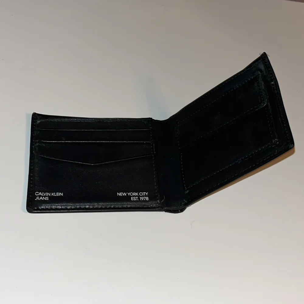 Tvärfet plånbok perfekt för att stacka cash🤑🤑💸💸. Accessoarer.